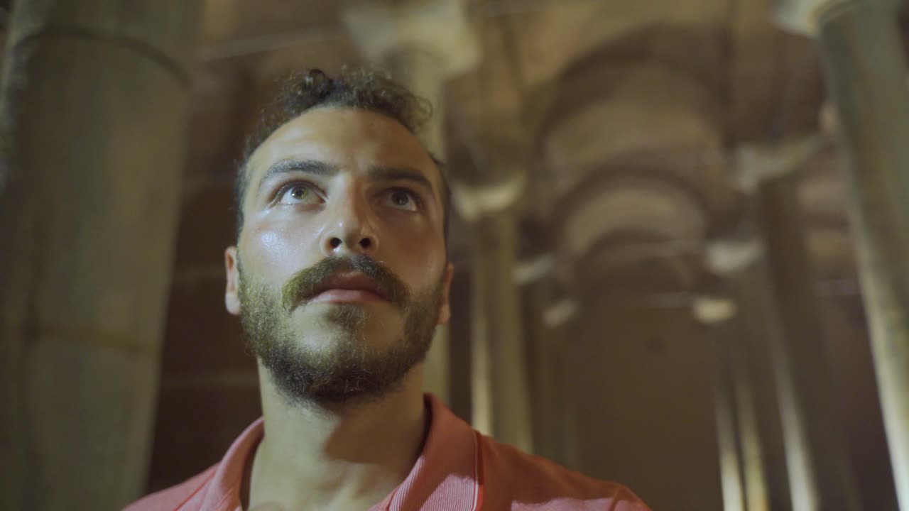 ⁇ 박이는 불빛과 걱정하는 사람이 주위를 둘러보고 있습니다.