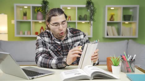 joven estudiante universitario trabajando remotamente en línea.
