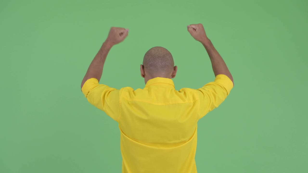 retrato de un feliz y guapo hombre de negocios calvo