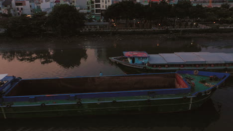 Abenddrohnenaufnahme-Von-Zwei-Großen-Flussfrachtern,-Die-Jeweils-In-Einem-Engen-Kanal-In-Ho-Chi-Minh-Stadt-Vietnam-Vorbeifahren