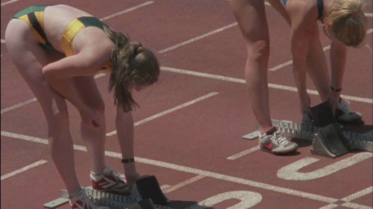 러너들은 스타팅 블록을 준비한다