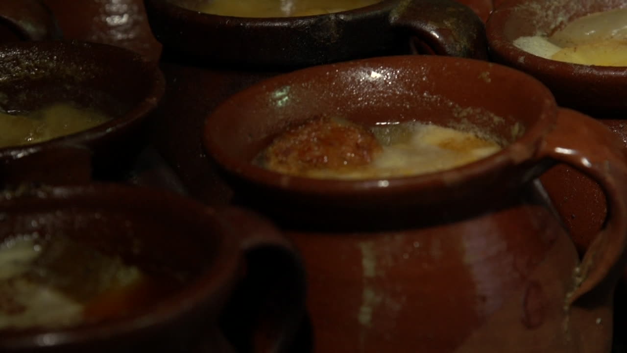 sopa de cocido, tradicional guisado de grão-de-bico de madrid, espanha