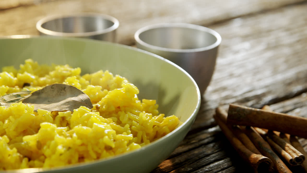 comida deliciosa en un plato con bastón de canela 4k