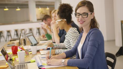 Lächelnder-Arbeiter,-Der-Im-Büro-Posiert