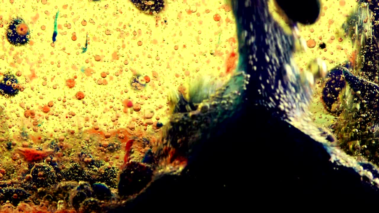 burbujas de agua detrás del fondo de vidrio