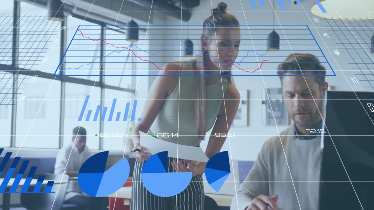 animación del procesamiento de datos sobre diversas personas de negocios que trabajan en la oficina