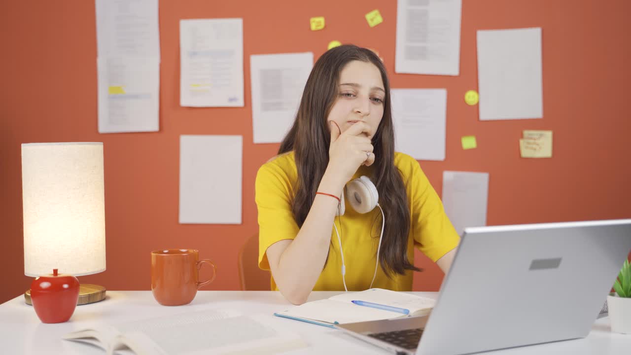 una niña emocionada.