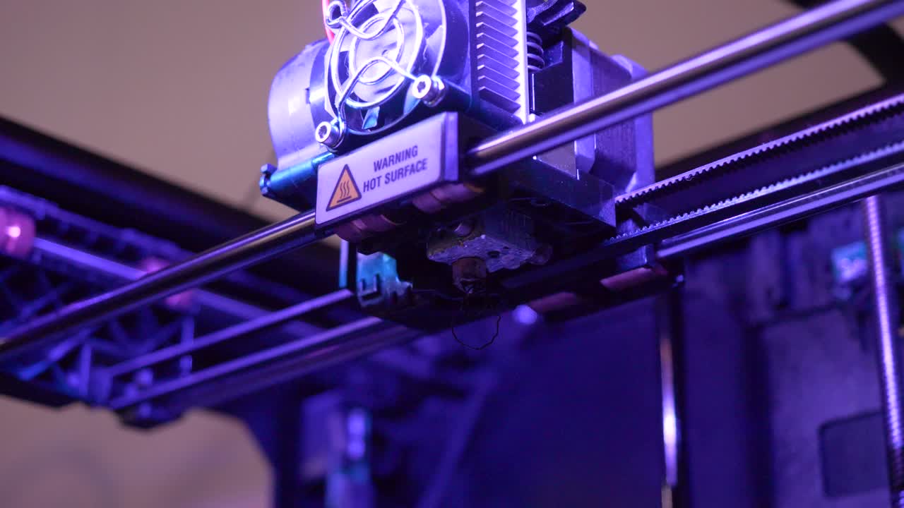 vista de cerca de un extremo caliente de una impresora 3d