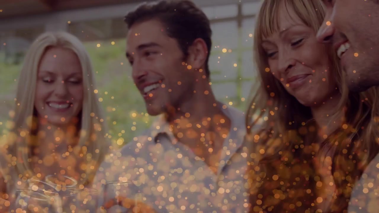 Gruppe hæver champagneglas og skåler til begivenheder, med en gylden bokeh-overlay der forstærker varmen.