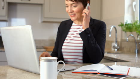 Mujer-Usando-Teléfono-Inteligente-Y-Computadora-Portátil