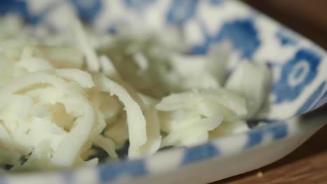 primer plano de alimentos blancos triturados en un cuenco pequeño