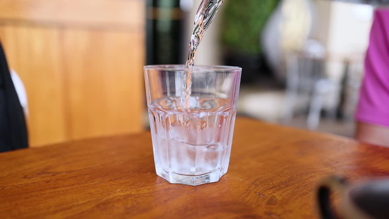 유리잔 에 물 을 부는 사람