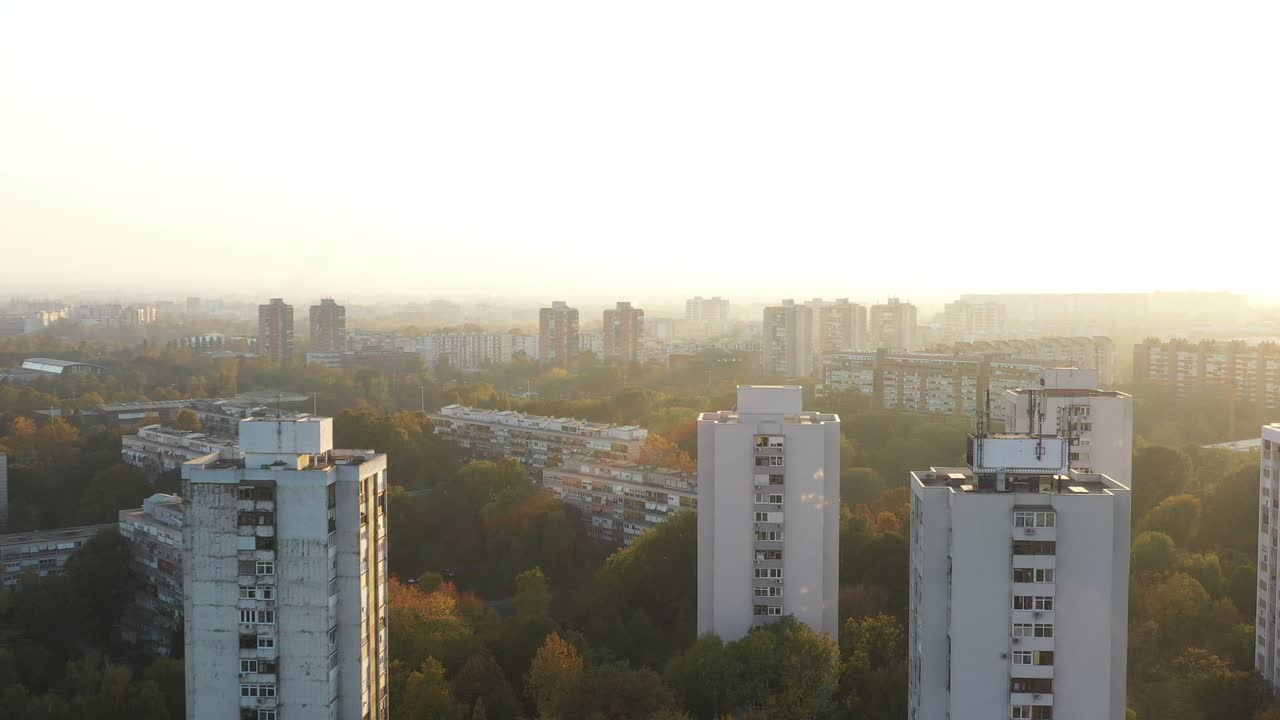 Croácia, cidade de Zagreb, pôr do sol sobre torres residenciais de Novi Zagreb