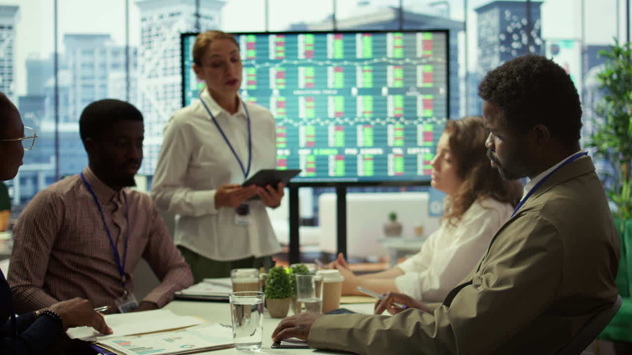 director ejecutivo dirigiendo una reunión informativa corporativa para presentar estadísticas mensuales