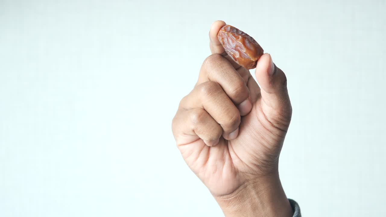 날짜 를 들고 있는 손