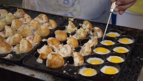 Thailand-Nachtmarkt-Straßenlebensmittelstand,-Der-Tintenfisch-Krake-Tintenfischbällchen-Kocht