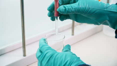experimento de laboratorio con pipeta y vaso