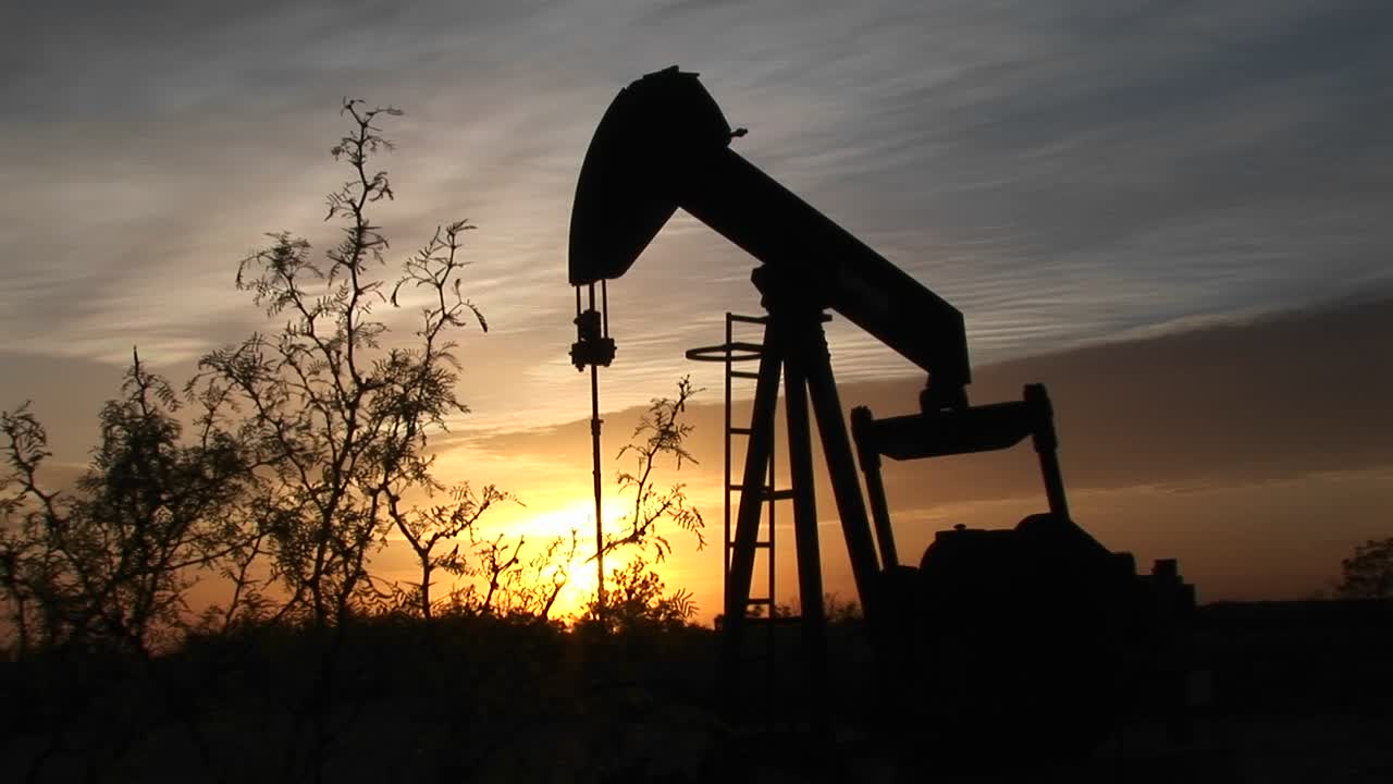 plano medio de una bomba de aceite silueteada girando en el desierto de nuevo méxico 2