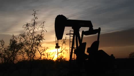 plano medio de una bomba de aceite silueteada girando en el desierto de nuevo méxico 2