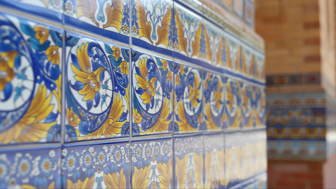 Primo piano di piastrelle di ceramica spagnole decorate con motivi blu e gialli