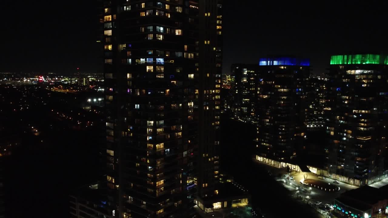 rascacielos voladores del centro de la ciudad de toronto con ventanas de edificios iluminadas en el horizonte