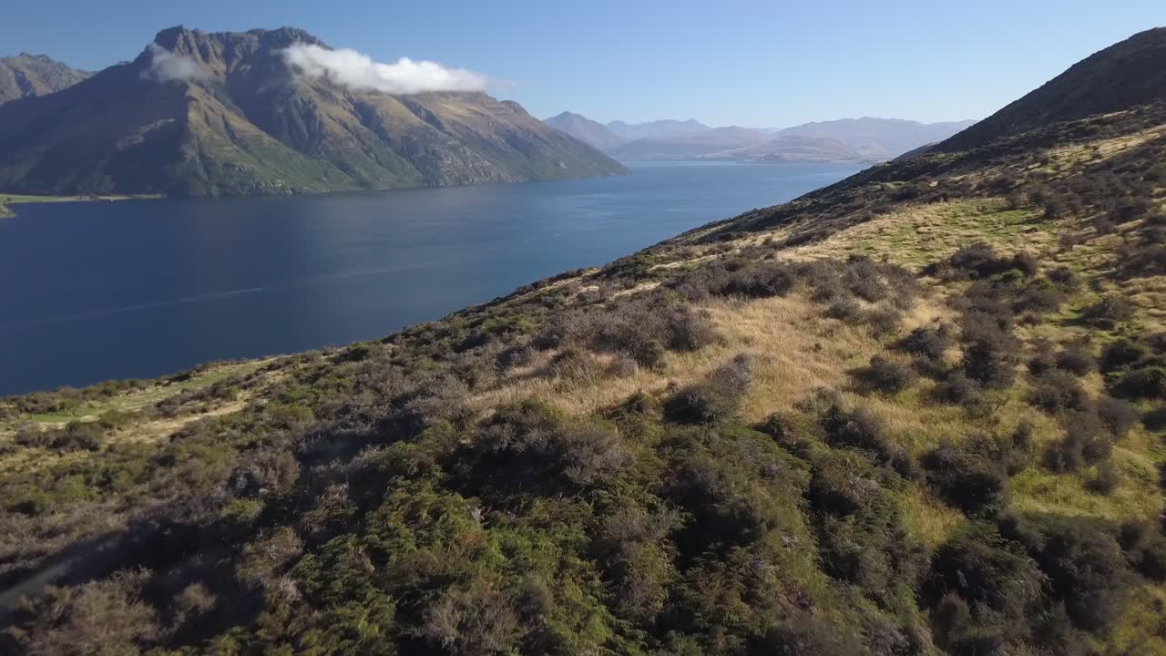 항공 uhd 추적 은 스타운 근처의 산꼭대기에서 촬영되었습니다.