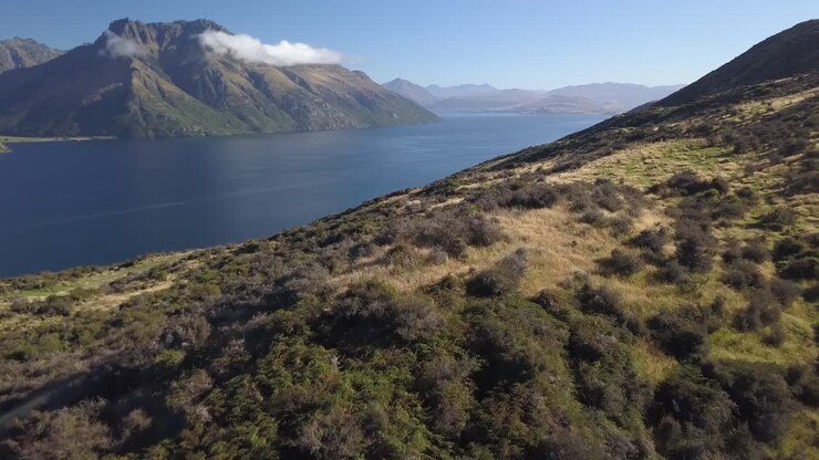 Ripresa aerea in UHD con tracking su una cima di montagna vicino a Queenstown, Nuova Zelanda