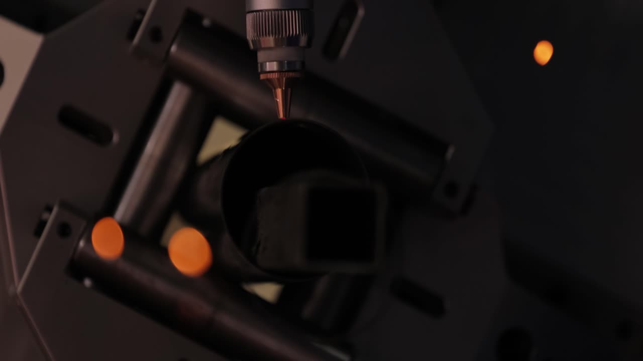 Taglio laser e a gas CNC del metallo, tecnologia industriale moderna.