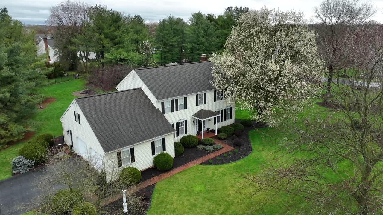 vista aérea de la casa noble de una familia en el área suburbana de american town