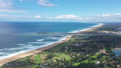 Luftaufnahme-Der-Strände-Von-Anglet-Und-Der-Mündung-Des-Flusses-Adour,-Der-In-Den-Atlantischen-Ozean-Mündet