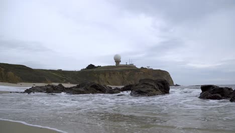 Increíble-Vista-De-La-Playa,-Las-Rocas-Y-La-Isla