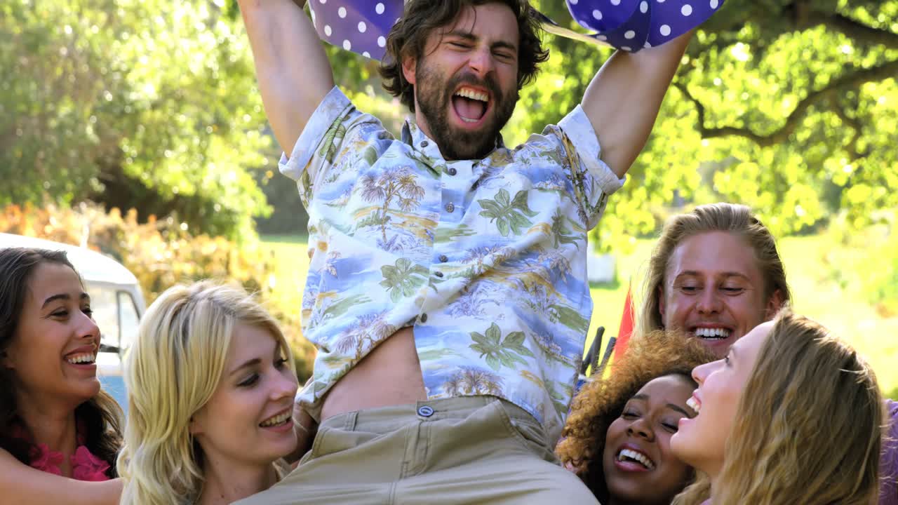 ⁇ 스터 친구들이 친구를 들어올리고