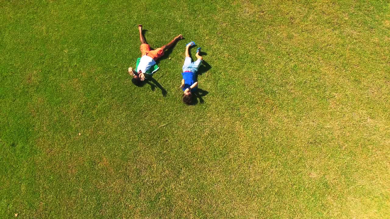 아이들이 함께 재미를 느끼고 있습니다.