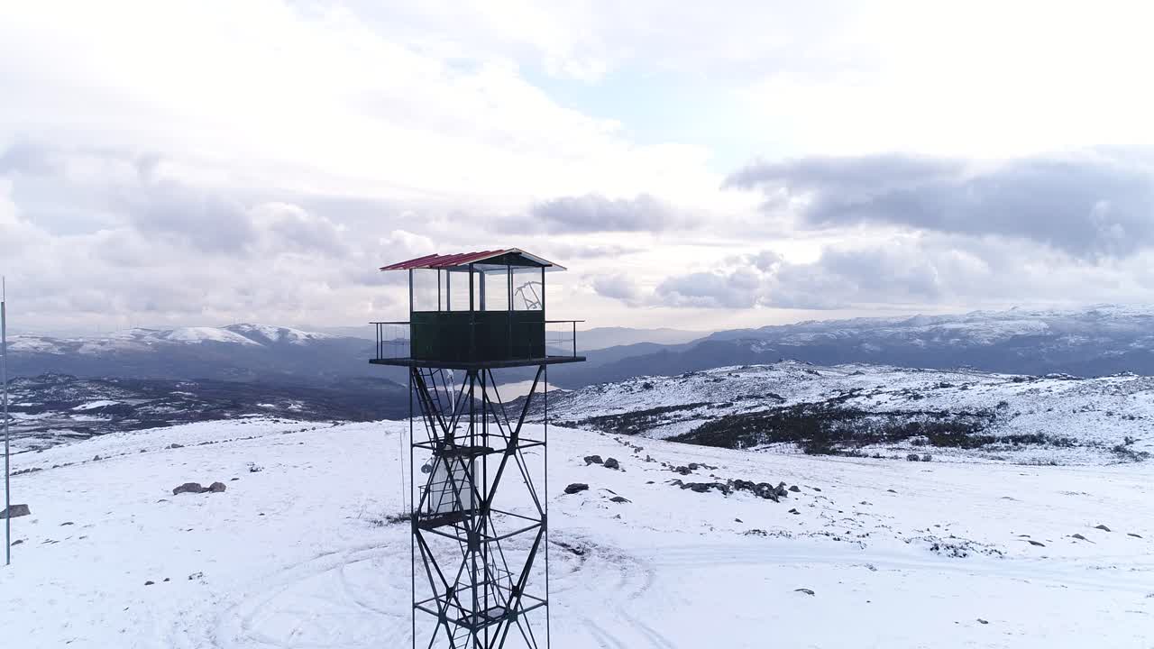 vista aérea de la montaña de nieve de invierno