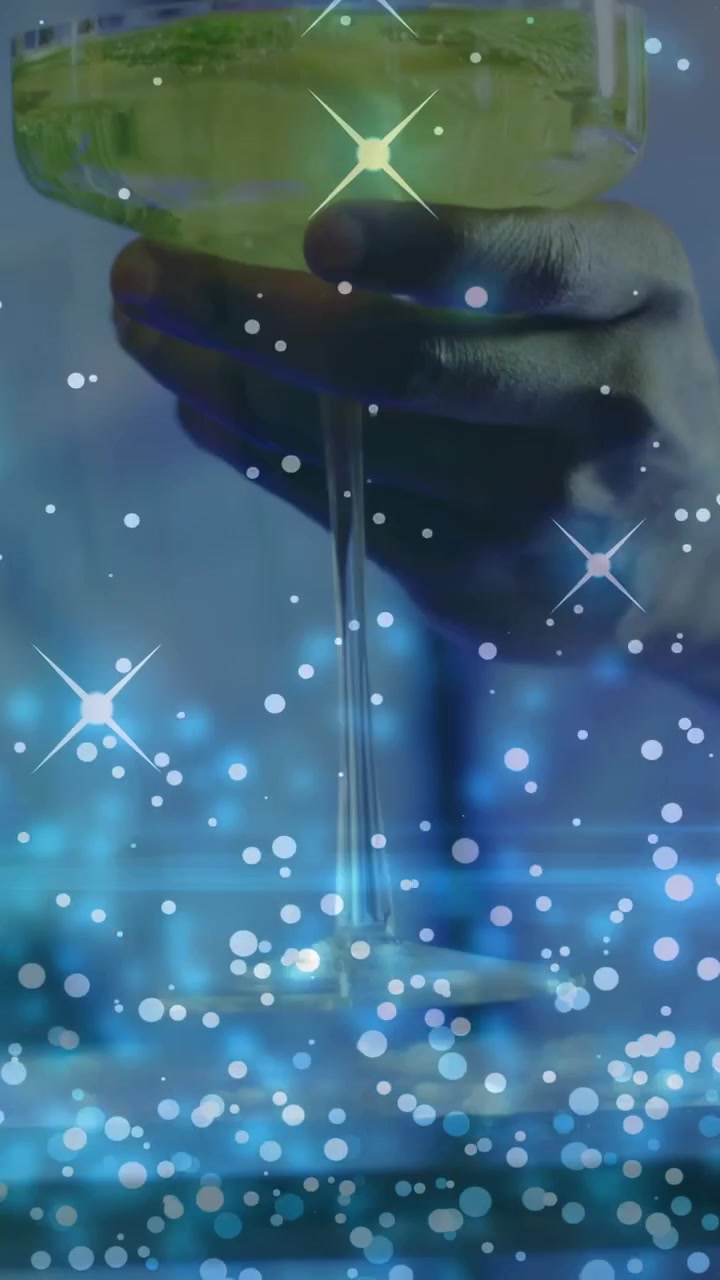 Video verticale: Donna che gira la testa e sorride, tenendo una coppa e festeggiando, sorseggiando sotto un effetto bokeh.