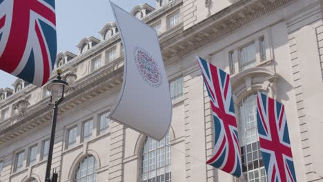 Union-Jack-Flaggen-Zur-Feier-Der-Krönung-Von-König-Charles-über-Der-Regent-Street-In-London,-Großbritannien