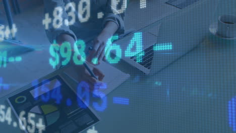 animación del procesamiento de datos financieros sobre una doctora caucásica en un hospital