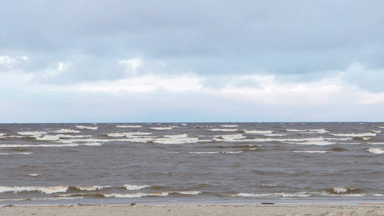 폭풍우가 불어오는 해변 장면