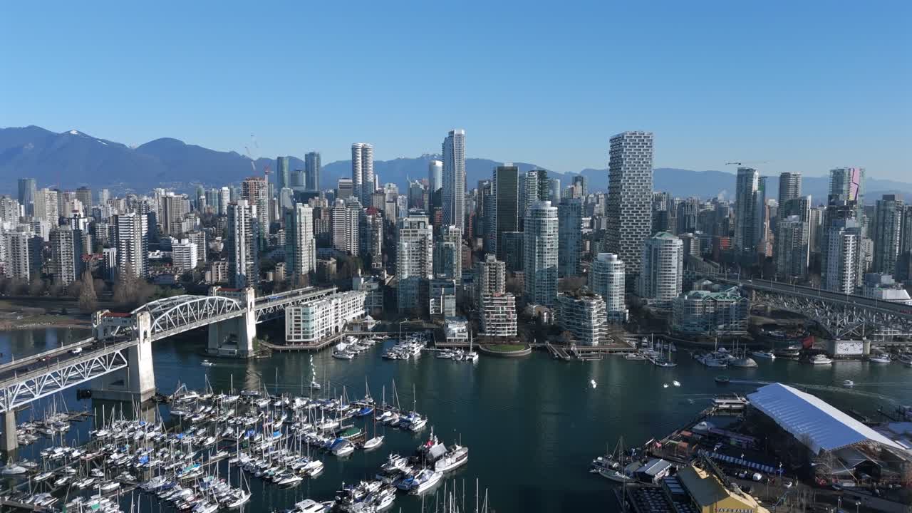 Puente de Burrard Street cruzando False Creek con la marina y el horizonte en el centro de Vancouver, Canadá. - Vista aérea.