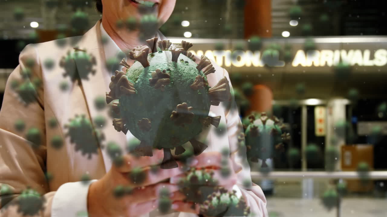 공항에서 스마트폰을 사용하는 백인 여성 위에 떠다니는 코로나19 세포의 애니메이션