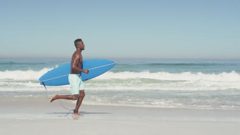 hombre afroamericano listo para ir a surfear