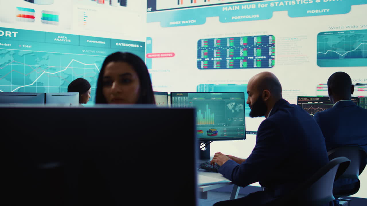 equipo de diversos consultores empresariales estudian la retroalimentación sobre viejos proyectos