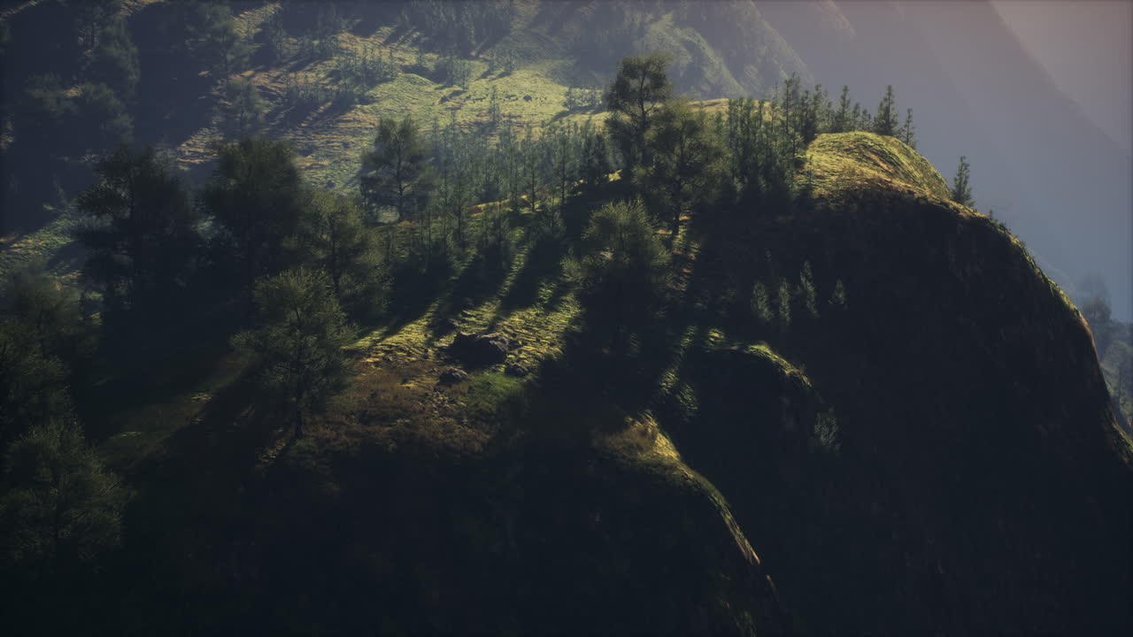 amanecer en las montañas en una mañana brumosa