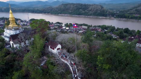 templo de la colina de phousi en luang prabang, laos