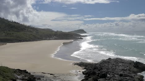 vista del océano y la isla fraser desde un acantilado