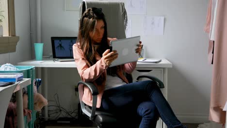 diseñador de moda usando una tableta digital en el estudio de diseño 4k