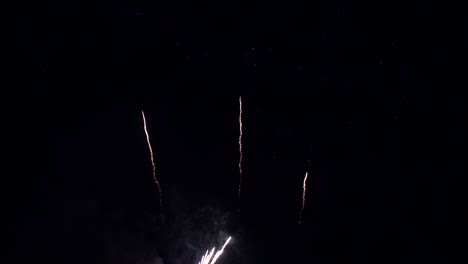 hermosa exhibición de trabajo de fuego colorido por la noche para la celebración en el festival