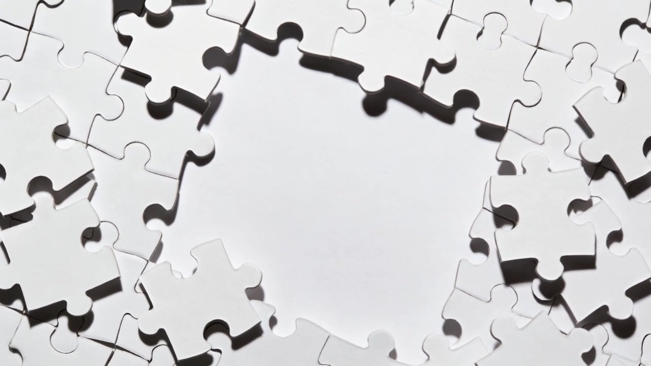 Cornici che avanzano, pezzi di puzzle bianchi che ruotano, scivolando su un tavolo bianco, uno spazio quadrato, ombre morbide.