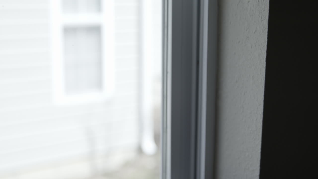 슬로우 모션으로 블라인드를 올렸다 내렸다