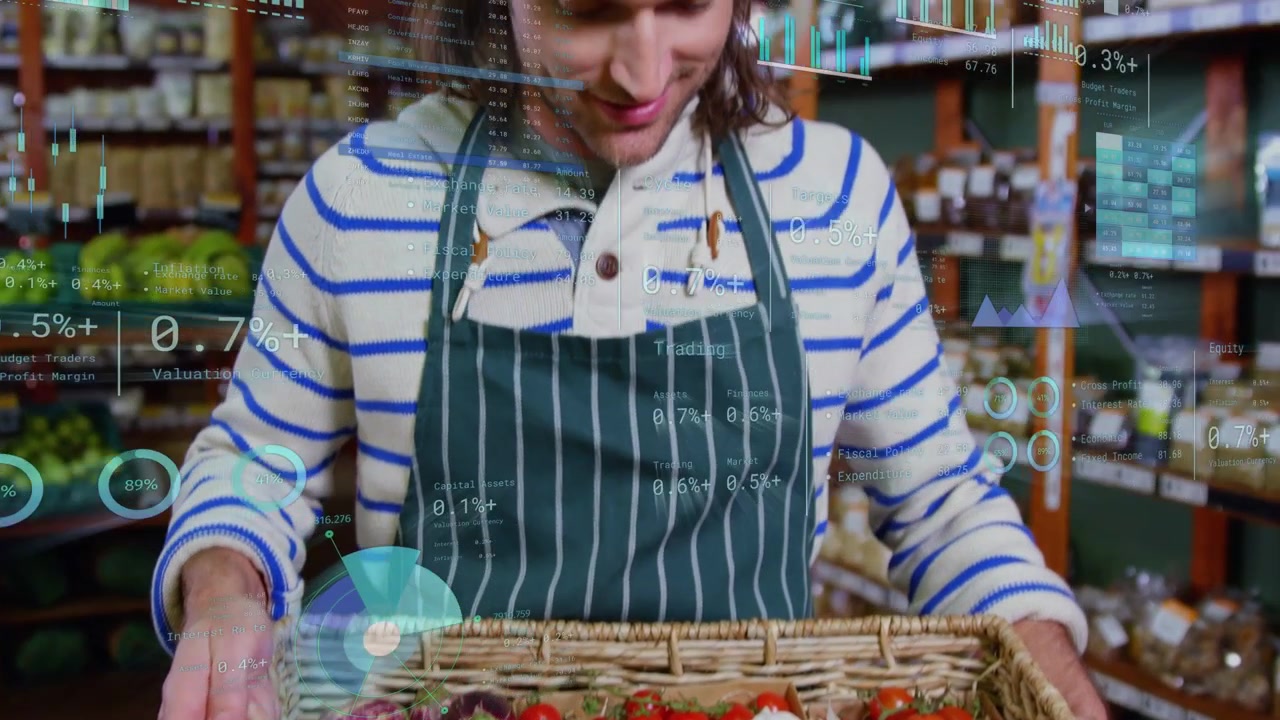 Addetto del supermercato che tiene un cesto e regola la presa mentre controlla i prodotti freschi, con l'inquadratura della telecamera che si adatta e l'interfaccia utente che si sposta.